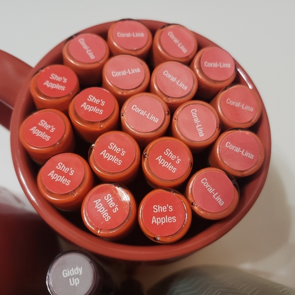 New unused sealed Lipsense Bundle & offers welcome - Picture 4 of 5